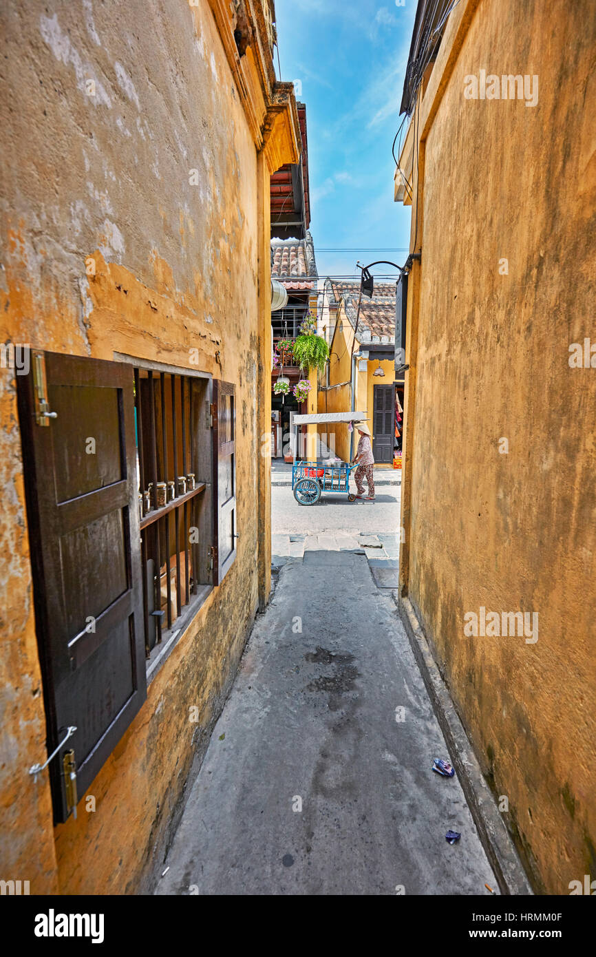 Vicolo stretto nella antica città di Hoi An. Quang Nam Provincia, Vietnam. Foto Stock