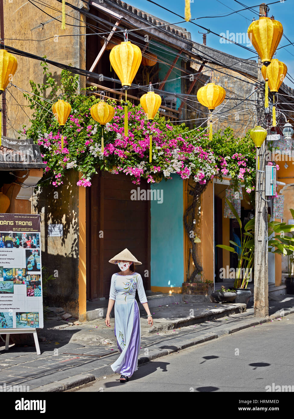 La donna nel tradizionale vietnamita Ao Dai vestito. Antica città di Hoi An, Quang Nam Provincia, Vietnam. Foto Stock