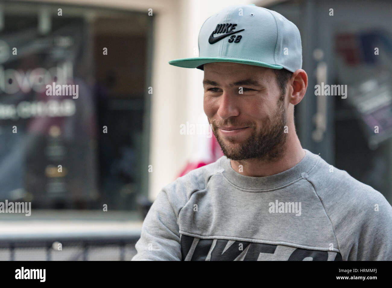 Mark Cavendish all inizio del suo salire al di sopra di attività sportive Foto Stock