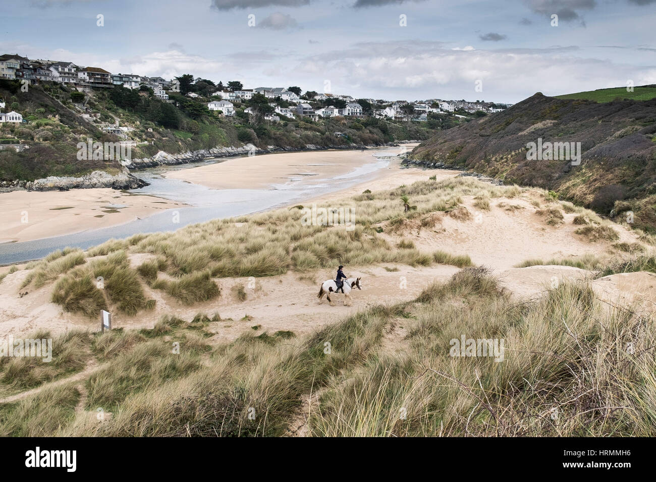 Horse rider dune di sabbia Crantock Newquay Cornwall Inghilterra REGNO UNITO Foto Stock