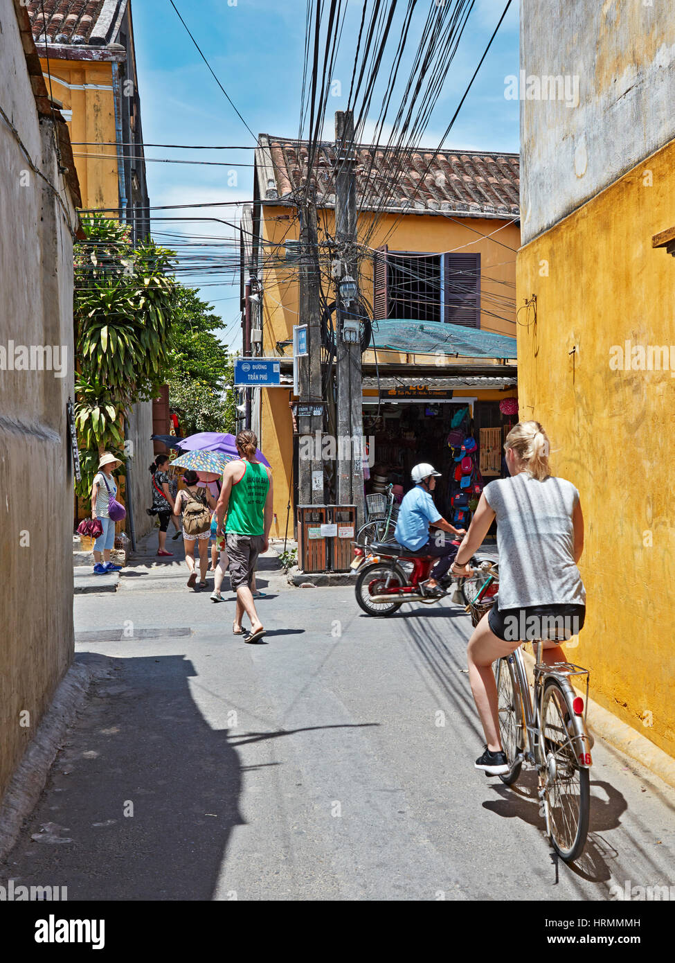 Vicolo stretto nella antica città di Hoi An. Quang Nam Provincia, Vietnam. Foto Stock