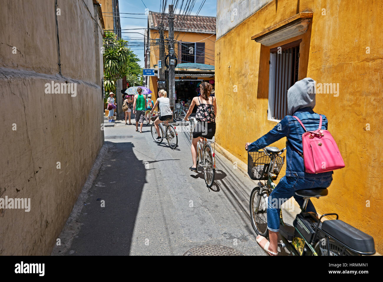 Vicolo stretto nella antica città di Hoi An. Quang Nam Provincia, Vietnam. Foto Stock