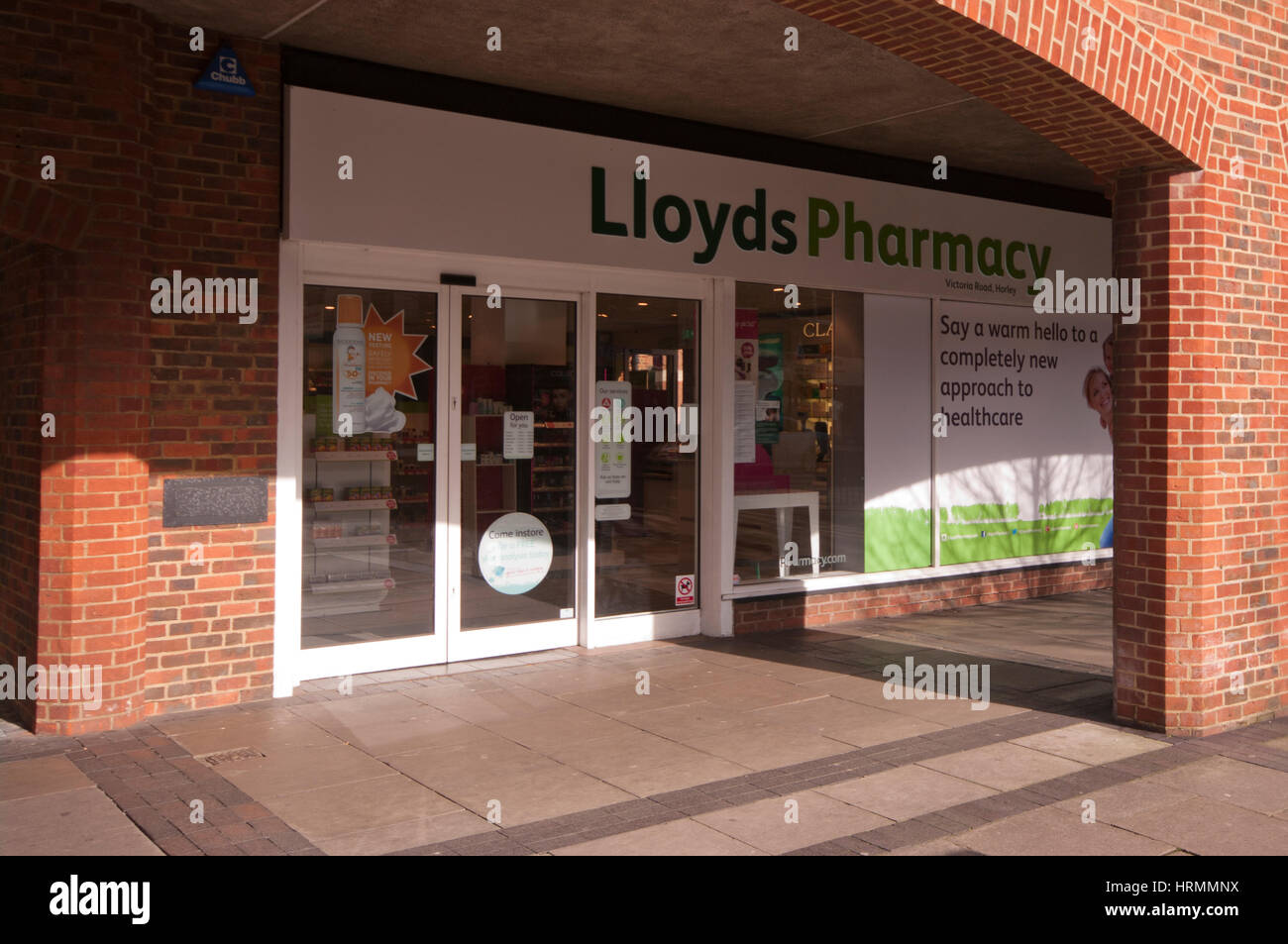 Esterno entrata anteriore a Lloyds Pharmacy Horley Surrey in Inghilterra REGNO UNITO Foto Stock