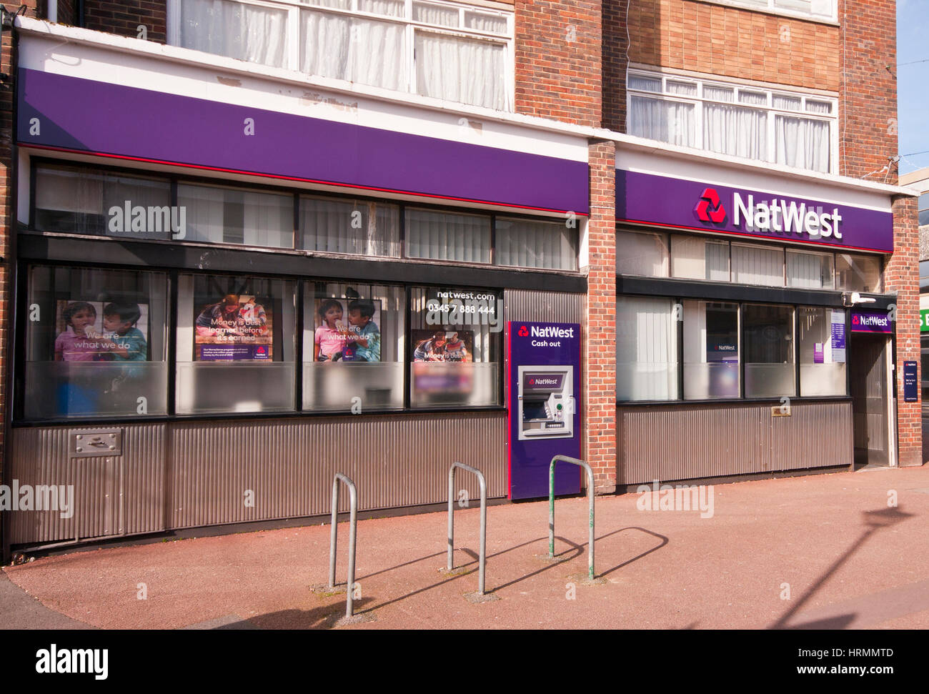 Esterno l'entrata frontale ad un ramo del Nat West Bank High Street Horley Surrey in Inghilterra UK National Westminster banche Foto Stock