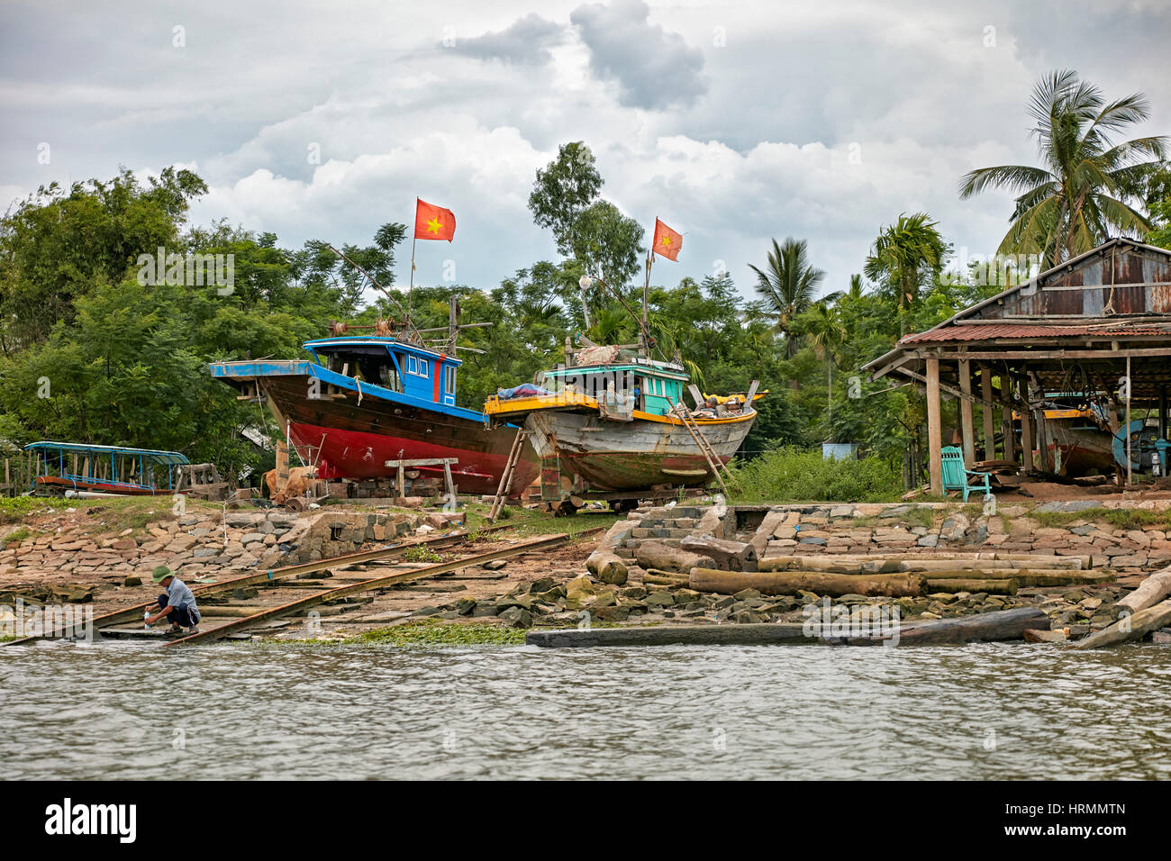 Barche sulla banca di Thu Bon River. Hoi An, Quang Nam Provincia, Vietnam. Foto Stock