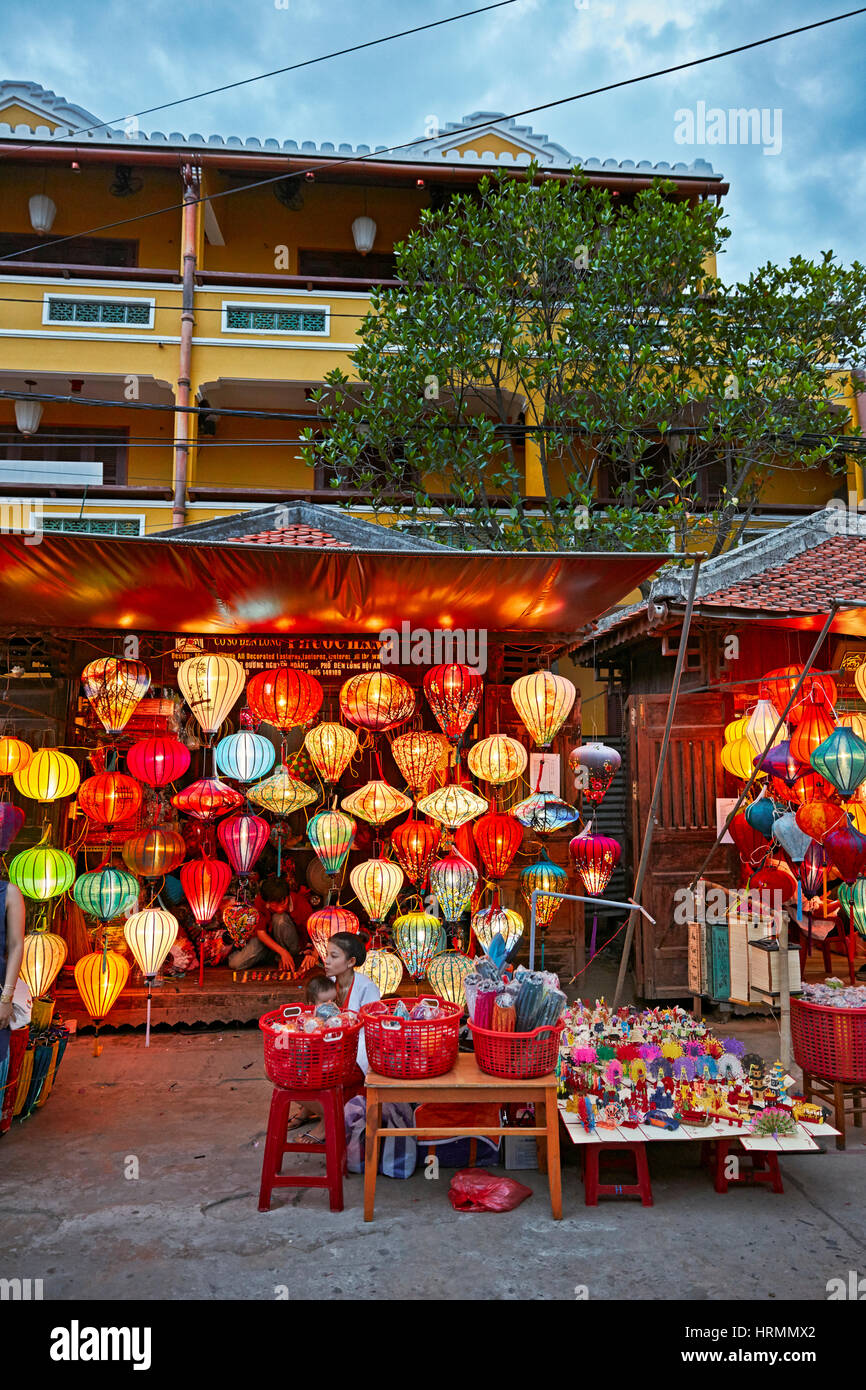 Lanterna in stallo al mercato notturno. Hoi An, Quang Nam Provincia, Vietnam. Foto Stock
