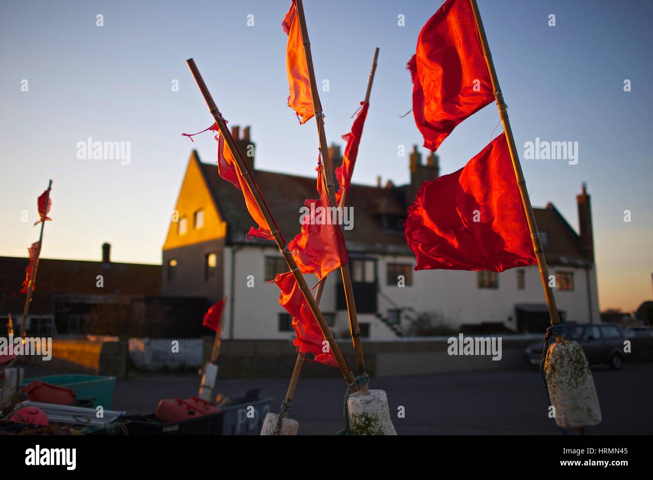 Indicatore rosso di bandiere e di boe per l'aragosta e granchio pentole a Mudeford Quay Foto Stock