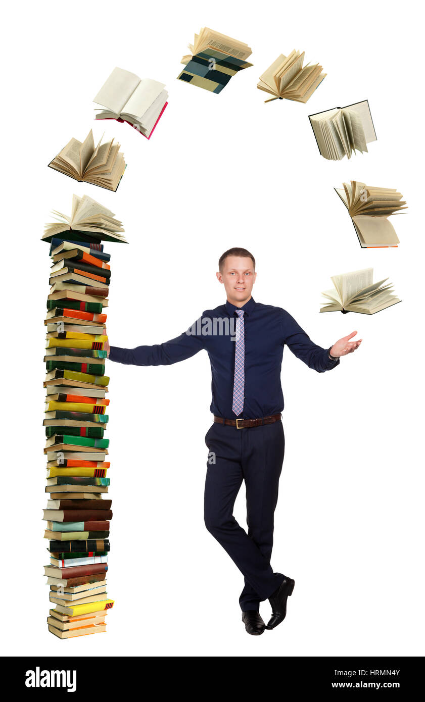 Giovane studente dicendo circa il processo formativo e si erge in libera pone accanto alla pila di libri, isolati su sfondo bianco. Foto Stock