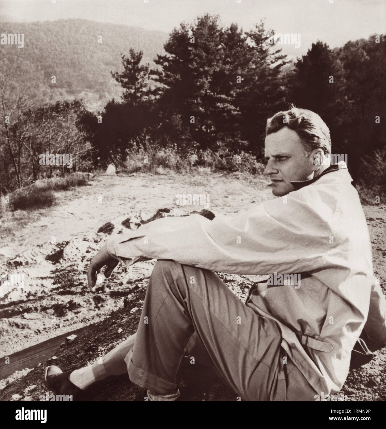 Evangelista Billy Graham relax presso la sua casa di montagna in Montreat, North Carolina a pochi giorni prima della sua crociata evangelistica a New York City il 15 maggio 1957. Foto Stock