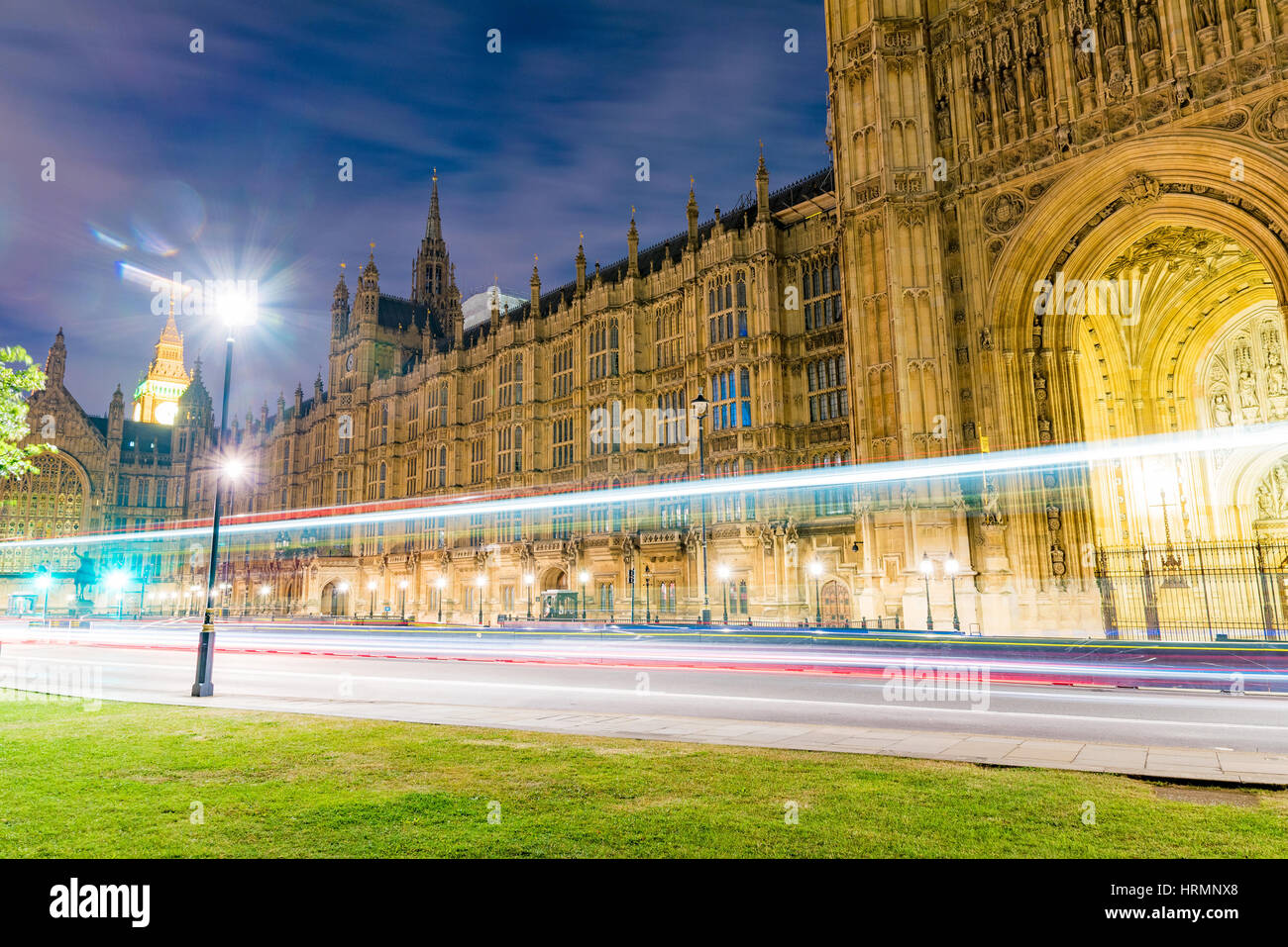 Case del Parlamento di notte con sentieri paglierino Foto Stock
