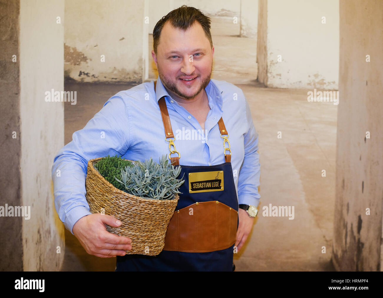 Amburgo, Germania. 1 Mar, 2017. Lo Chef Sebastian lege, phootographed durante una chiamata di foto per il nuovo ZDF TV show 'Kerners Koeche' (lit. "Kerner chef dell'), in cui il conduttore televisivo Kerner raccoglie famosi chef per un concorso a partire dal 1 aprile 2017, in un studio cucina ad Amburgo, Germania, 1 marzo 2017. Foto: Axel Heimken/dpa/Alamy Live News Foto Stock