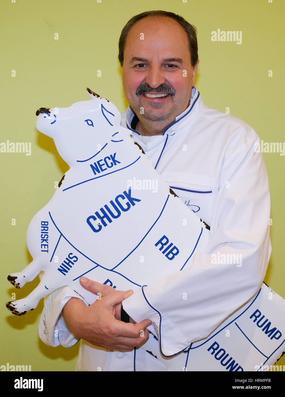 Amburgo, Germania. 1 Mar, 2017. Cuoco Johann Lafer, phootographed durante una chiamata di foto per il nuovo ZDF TV show 'Kerners Koeche' (lit. "Kerner chef dell'), in cui il conduttore televisivo Kerner raccoglie famosi chef per un concorso a partire dal 1 aprile 2017, in un studio cucina ad Amburgo, Germania, 1 marzo 2017. Foto: Axel Heimken/dpa/Alamy Live News Foto Stock