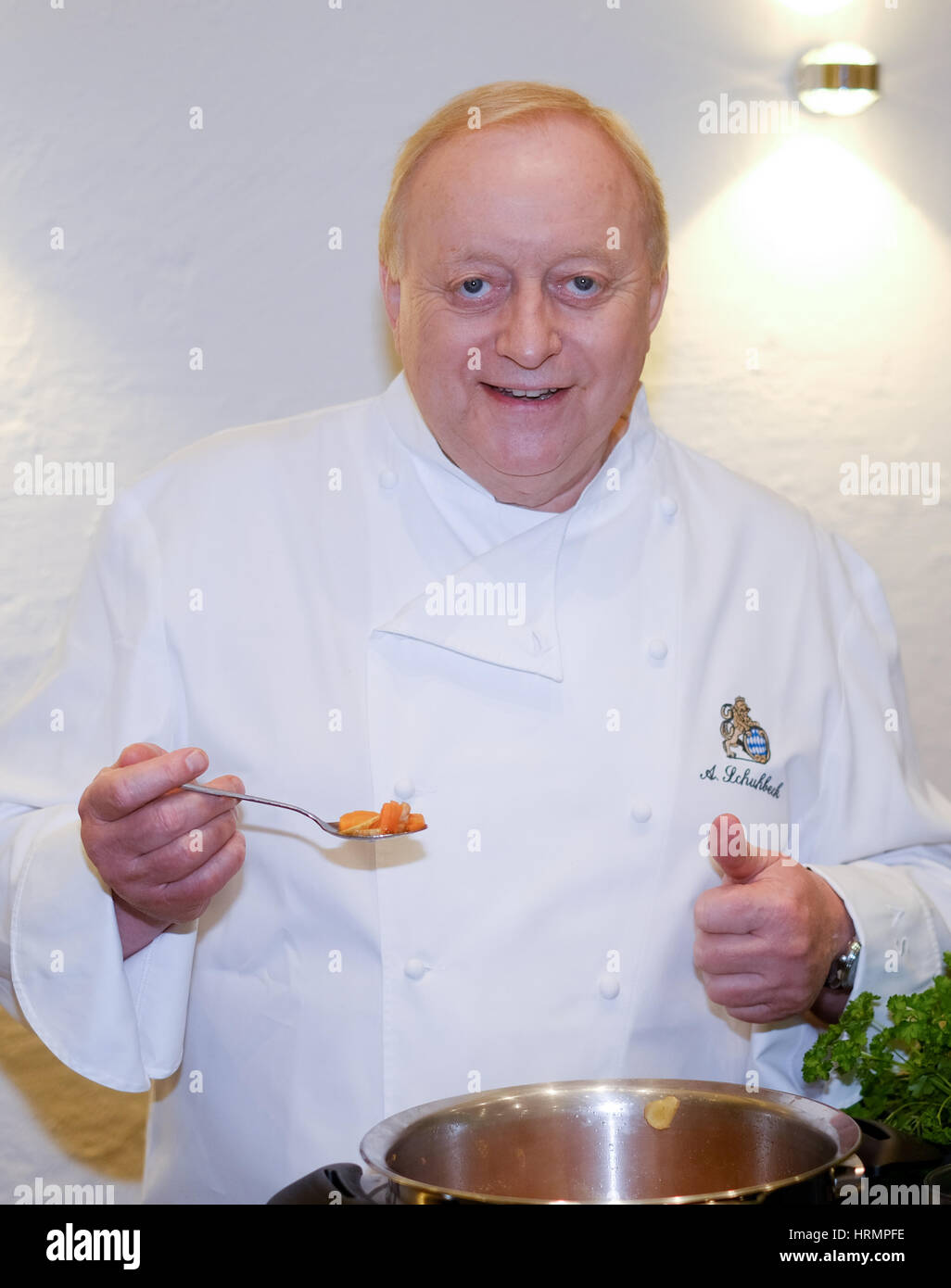 Amburgo, Germania. 1 Mar, 2017. Lo Chef Alfons Schuhbeck, phootographed durante una chiamata di foto per il nuovo ZDF TV show 'Kerners Koeche' (lit. "Kerner chef dell'), in cui il conduttore televisivo Kerner raccoglie famosi chef per un concorso a partire dal 1 aprile 2017, in un studio cucina ad Amburgo, Germania, 1 marzo 2017. Foto: Axel Heimken/dpa/Alamy Live News Foto Stock