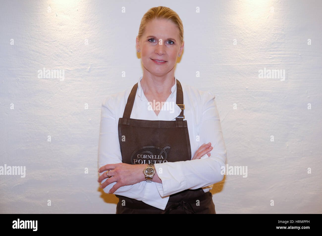 Amburgo, Germania. 1 Mar, 2017. Lo Chef Cornelia Poletto, phootographed durante una chiamata di foto per il nuovo ZDF TV show 'Kerners Koeche' (lit. "Kerner chef dell'), in cui il conduttore televisivo Kerner raccoglie famosi chef per un concorso a partire dal 1 aprile 2017, in un studio cucina ad Amburgo, Germania, 1 marzo 2017. Foto: Axel Heimken/dpa/Alamy Live News Foto Stock