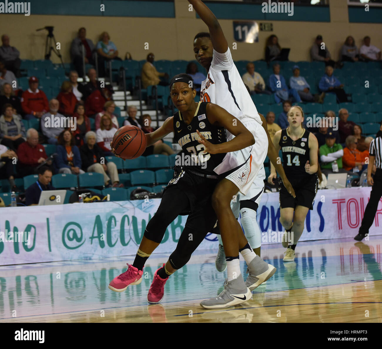 CONWAY, SC - MARZO 02: Wake Forest Demon diaconi avanti Milano Quinn (32) trascina lungo la linea di base durante il gioco tra la Wake Forest Demon diaconi e la Virginia Cavaliers in acc donna torneo su Marzo 2, 2017 a HTC Center di Conway, SC. William Howard/CSM Foto Stock