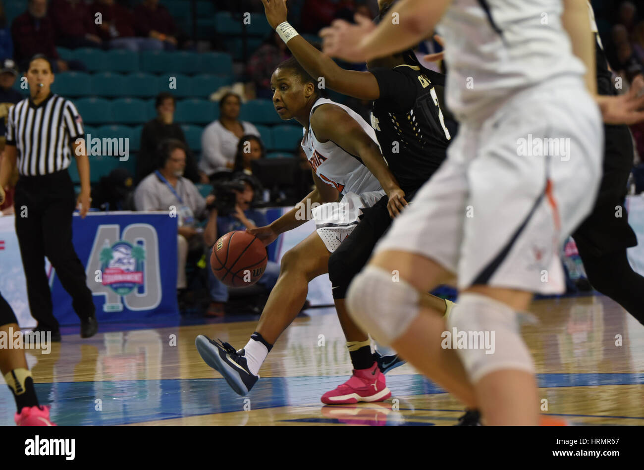 CONWAY, SC - MARZO 02: Virginia Cavaliers guard Breyana Mason (12) aziona durante il gioco tra la Wake Forest Demon diaconi e la Virginia Cavaliers in acc donna torneo su Marzo 2, 2017 a HTC Center di Conway, SC. Virginia sconfitto Wake Forest 61-44. William Howard/CSM Foto Stock