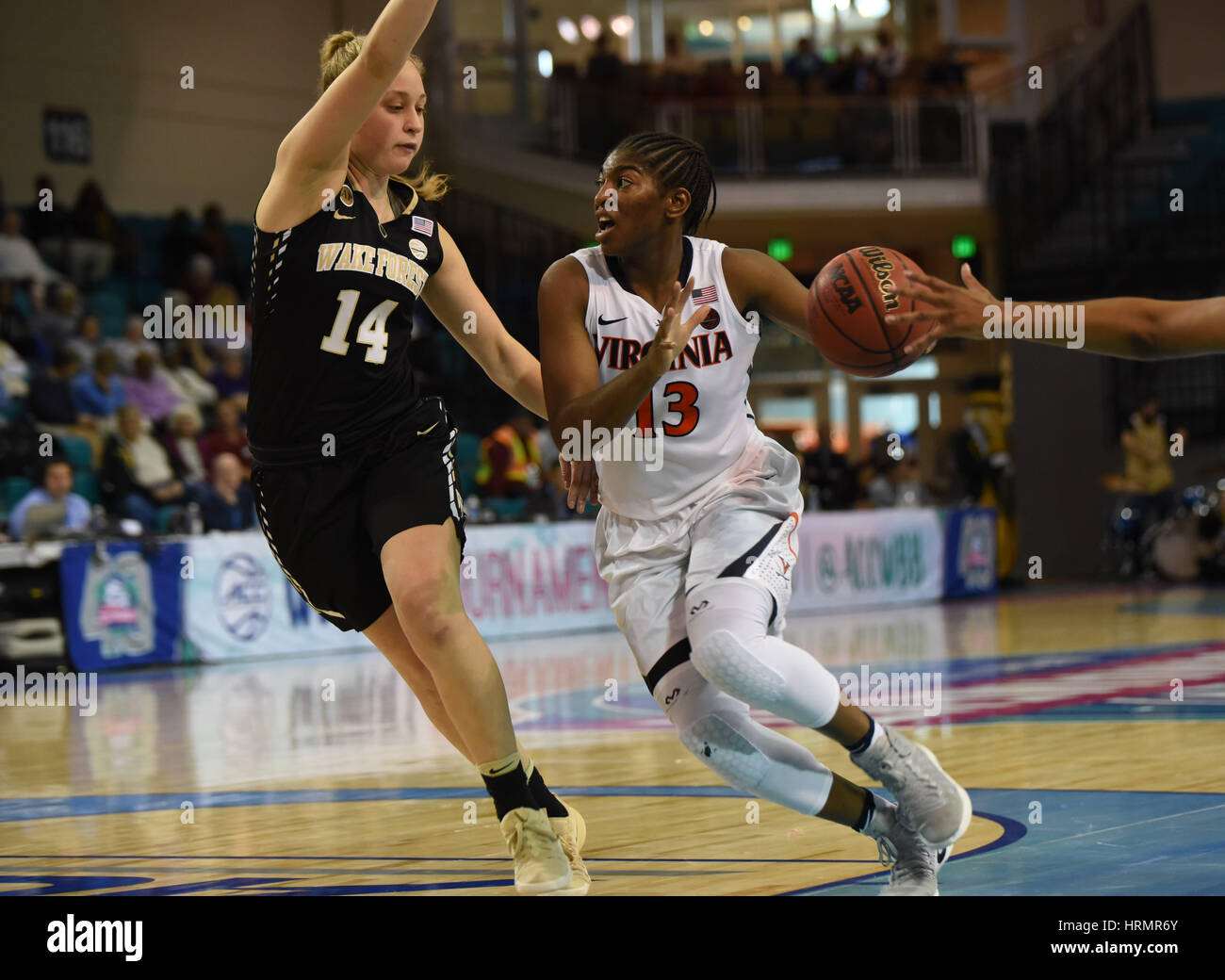 CONWAY, SC - MARZO 02: Virginia Cavaliers guard Jocelyn Willoughby (13) trascina intorno a Wake Forest Demon diaconi guard Alex Sharp (14) durante il gioco tra la Wake Forest Demon diaconi e la Virginia Cavaliers in acc donna torneo su Marzo 2, 2017 a HTC Center di Conway, SC. Virginia sconfitto Wake Forest 61-44. William Howard/CSM Foto Stock