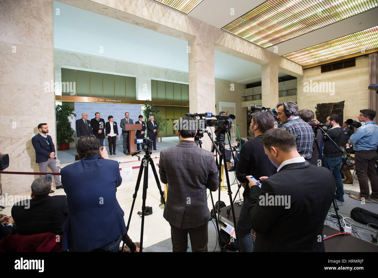 Ginevra, Svizzera. 2 Mar, 2017. La siria opposizione del capo delegazione Nasr al-Hariri risolve la media al Palais des Nations a Ginevra, in Svizzera, il 2 marzo 2017. Credito: Xu Jinquan/Xinhua/Alamy Live News Foto Stock
