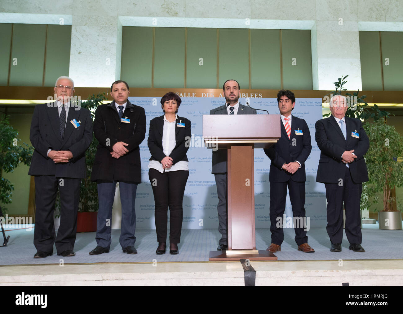 Ginevra, Svizzera. 2 Mar, 2017. La siria opposizione del capo delegazione Nasr al-Hariri (terza R) risolve la media al Palais des Nations a Ginevra, in Svizzera, il 2 marzo 2017. Credito: Xu Jinquan/Xinhua/Alamy Live News Foto Stock