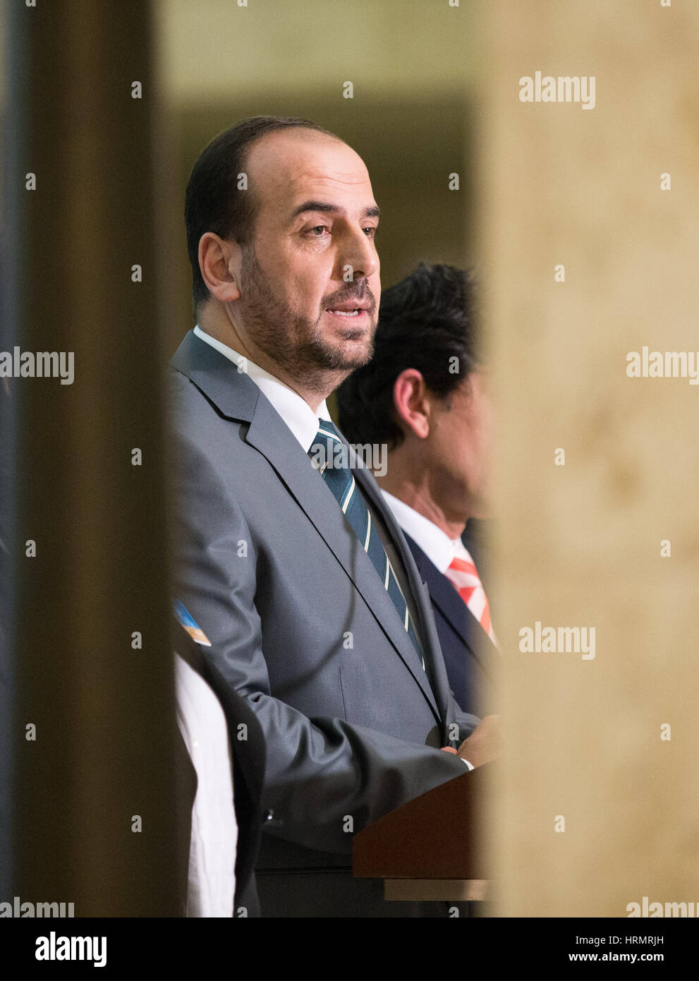 Ginevra, Svizzera. 2 Mar, 2017. La siria opposizione del capo delegazione Nasr al-Hariri risolve la media al Palais des Nations a Ginevra, in Svizzera, il 2 marzo 2017. Credito: Xu Jinquan/Xinhua/Alamy Live News Foto Stock