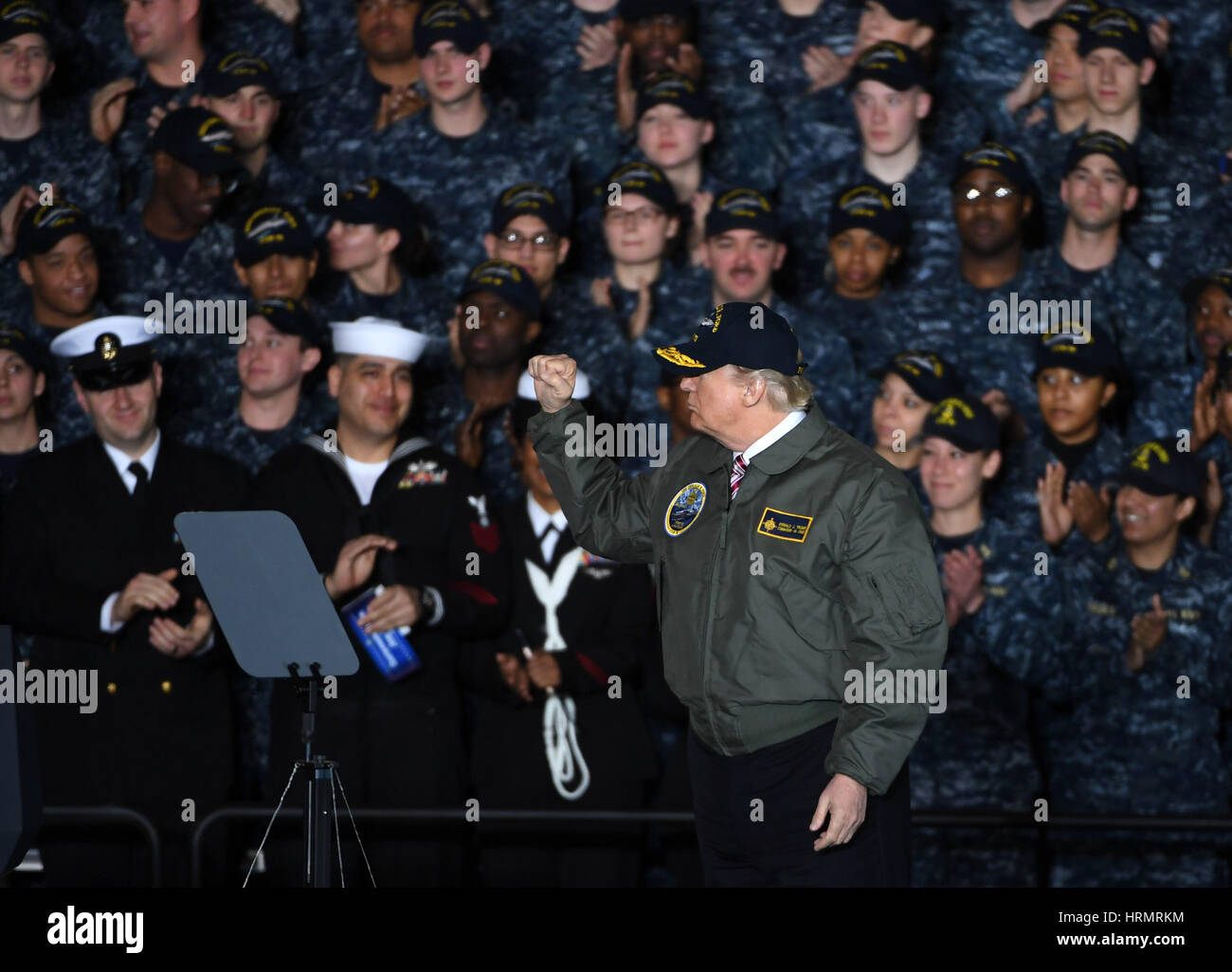 Newport News, STATI UNITI D'AMERICA. 2 Mar, 2017. Stati Uniti Presidente Donald Trump gesti dopo l'erogazione di commento a bordo del pre-commissionato U.S. Navy portaerei Gerald Ford in Newport News, Virginia, Stati Uniti, 2 marzo 2017. Credito: Yin Bogu/Xinhua/Alamy Live News Foto Stock