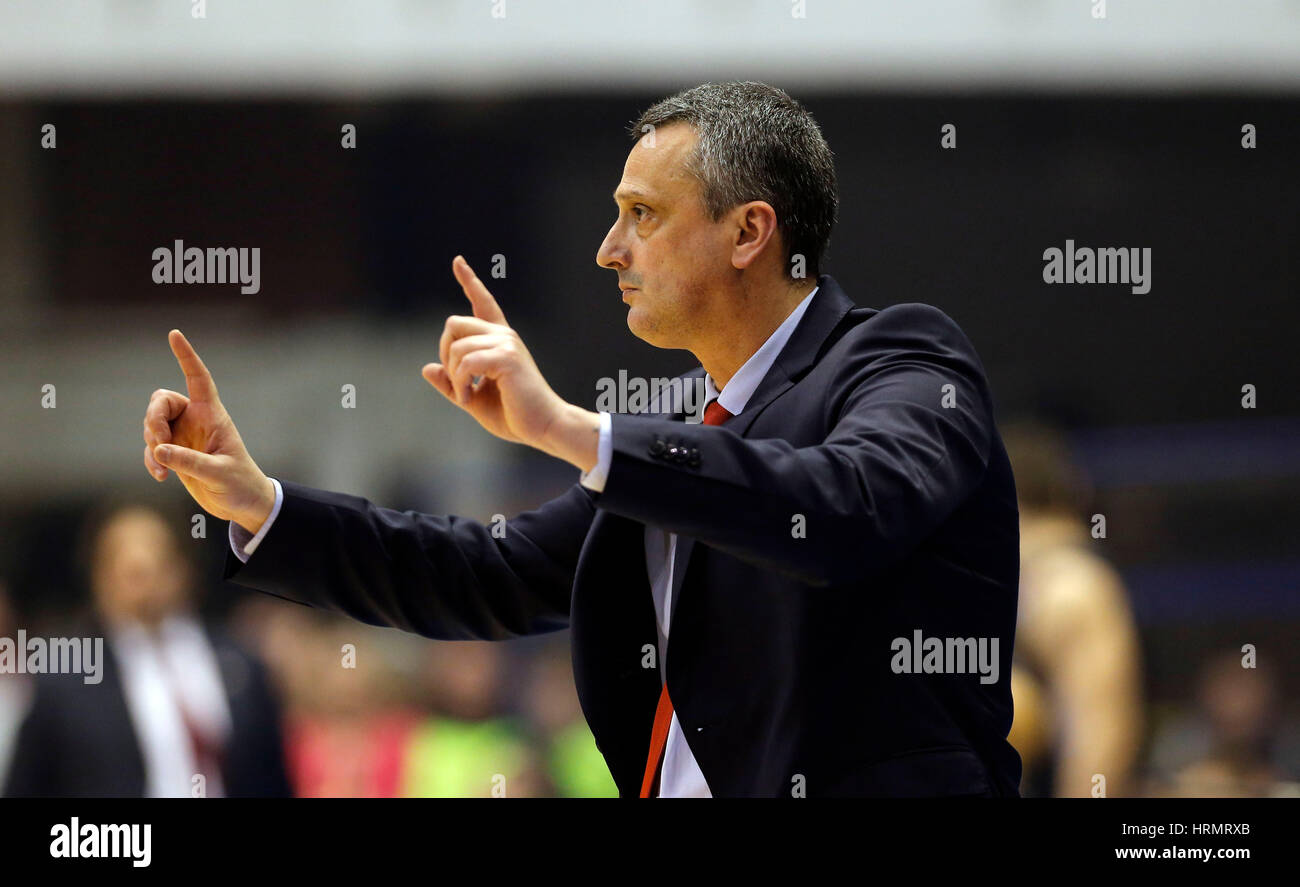 Belgrado. 2 Mar, 2017. Crvena Zvezda's head coach Dejan Radonjic gesti durante la stagione regolare Round 24 Eurolega di basket match contro Brose Bamberg in Serbia, a Belgrado il 2 marzo 2017. Crvena Zvezda ha vinto 74-60. Credito: Predrag Milosavljevic/Xinhua/Alamy Live News Foto Stock