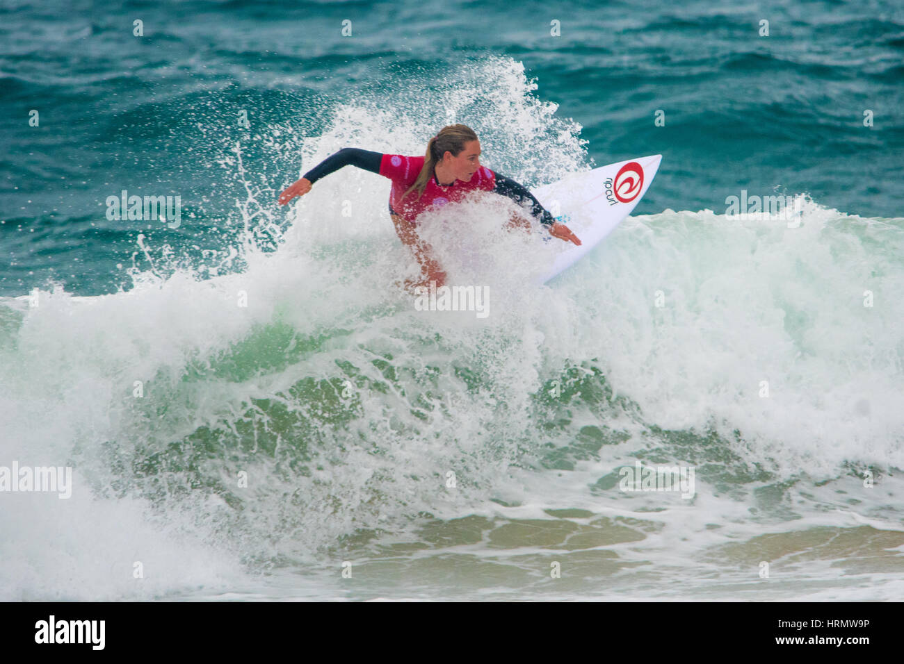 Sydney, Australia - 3 Marzo 2017: Australian Open di surf evento sportivo a Manly Beach, Australia con il surf, la BMX, pattinaggio e musica. Nella foto è il surf durante le ragazze fanno muovere la vostra donna Pro series presso l'evento. Credito: mjmediabox / Alamy Live News Foto Stock