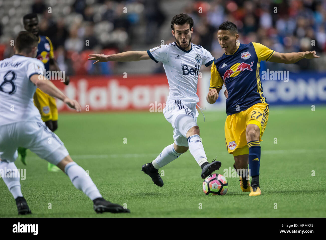 Vancouver, Canada. 2 Marzo, 2017. Russell Teibert (31) di Vancouver Whitecaps, e Sean Davis (27) di New York Red Bulls, lotta per la palla. Concacaf Championship League 2016/17 Quarti di finale tra Vancouver Whitecaps e New York Red Bulls, BC Place. Vancouver sconfitte New York 2-0, e gli anticipi per le semifinali.© Gerry Rousseau/Alamy Live News Foto Stock