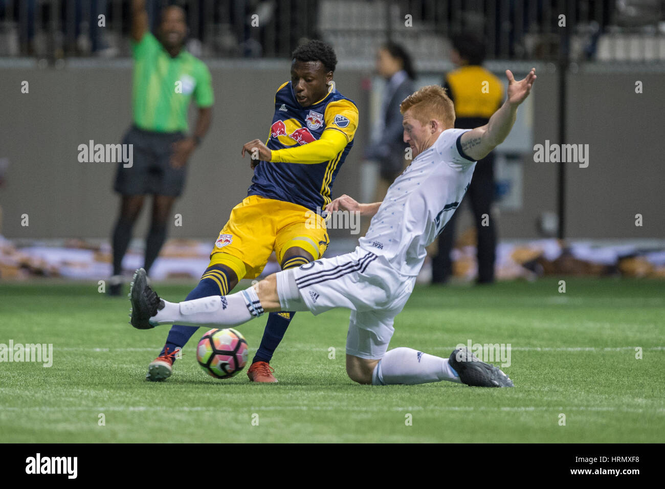 Vancouver, Canada. 2 Marzo, 2017. Tim Parker (26) di Vancouver Whitecaps arrestando Derrick Etienne (7) di New York Red Bulls da ottenere un tiro in porta. Concacaf Championship League 2016/17 Quarti di finale tra Vancouver Whitecaps e New York Red Bulls, BC Place. Vancouver sconfitte New York 2-0, e gli anticipi per le semifinali.© Gerry Rousseau/Alamy Live News Foto Stock