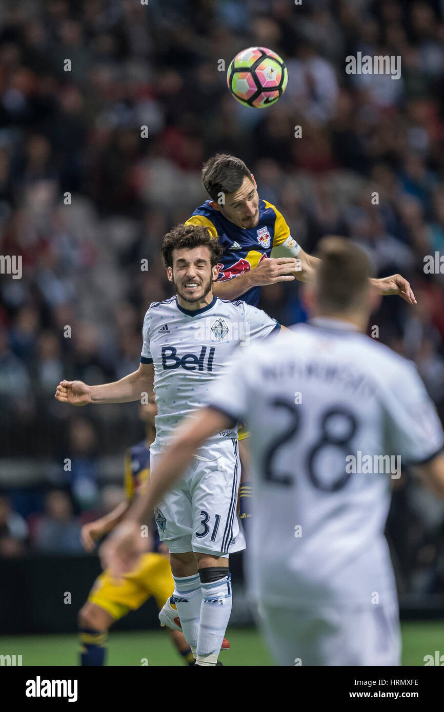 Vancouver, Canada. 2 Marzo, 2017. Sacha Kljestan (16) di New York Red Bulls e Russell Telbert (31) di Vancouver Whitecaps, salto per la sfera. Concacaf Championship League 2016/17 Quarti di finale tra Vancouver Whitecaps e New York Red Bulls, BC Place. Vancouver sconfitte New York 2-0, e gli anticipi per le semifinali.© Gerry Rousseau/Alamy Live News Foto Stock