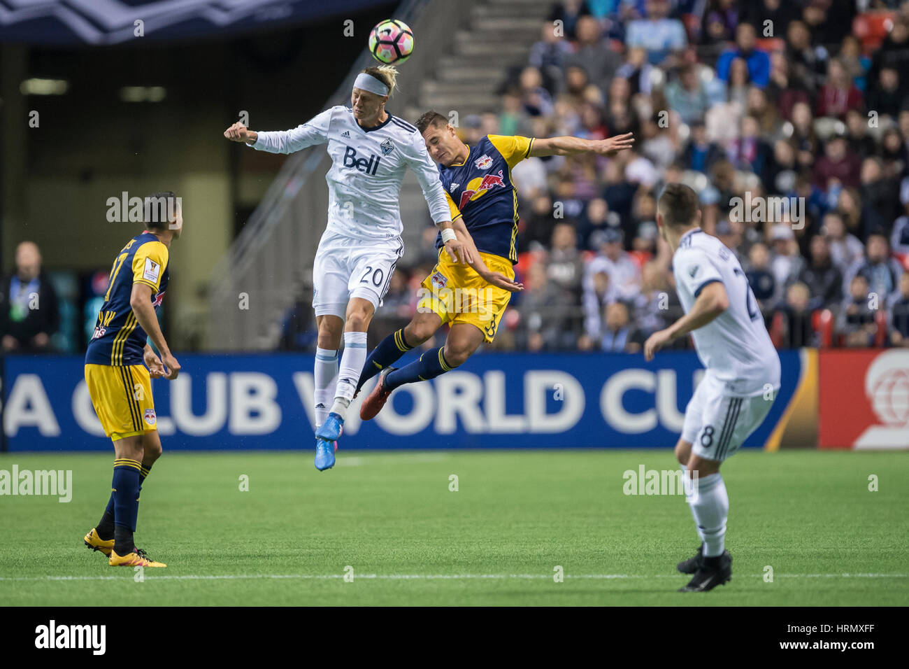 Vancouver, Canada. 2 Marzo, 2017. Break Shea (20) di Vancouver Whitecaps, batte Aaron lungo (33) di New York Red Bulls, alla sfera. Concacaf Championship League 2016/17 Quarti di finale tra Vancouver Whitecaps e New York Red Bulls, BC Place. © Gerry Rousseau/Alamy News Foto Stock
