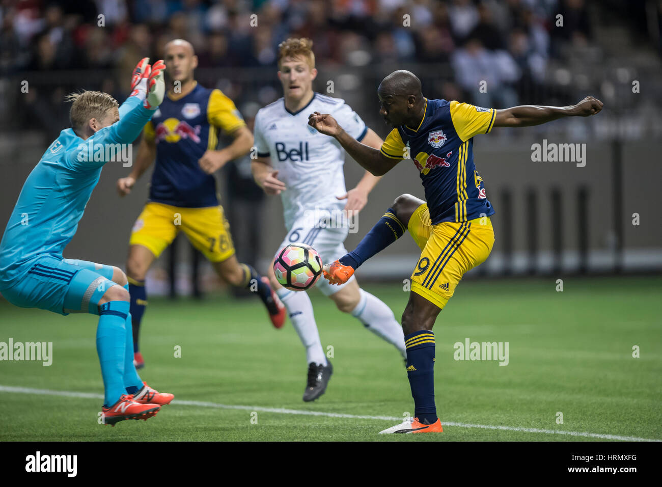 Vancouver, Canada. 2 Marzo, 2017. Con le braccia in alto, portiere David estromesso (1) di Vancouver Whitecaps, si prepara a fermare, Bradley Wright-Phillips (99) di New York Red Bulls dal punteggio. Concacaf Championship League 2016/17 Quarti di finale tra Vancouver Whitecaps e New York Red Bulls, BC Place. Vancouver sconfitte New York 2-0, e gli anticipi per le semifinali.© Gerry Rousseau/Alamy Live News Foto Stock