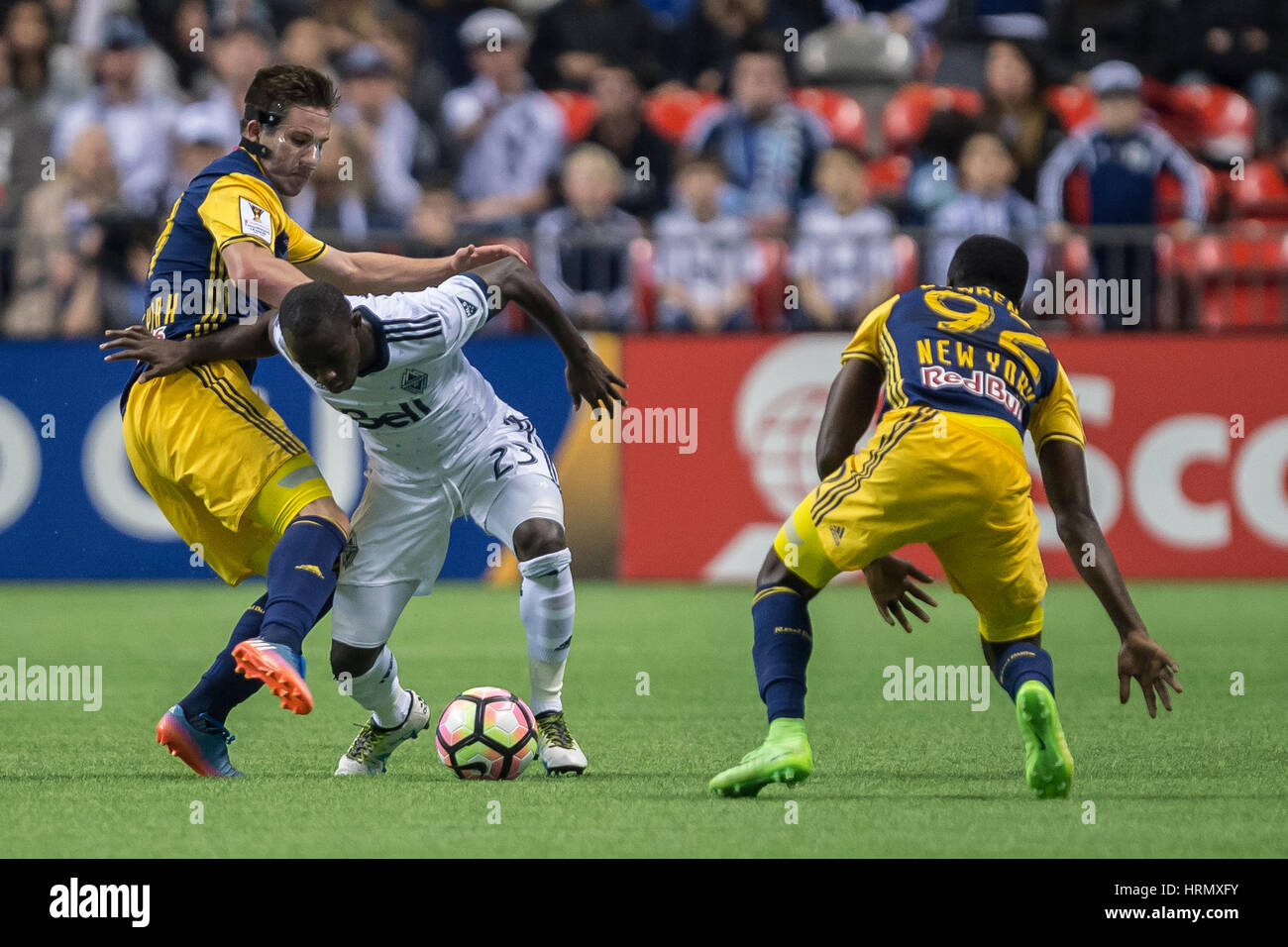 Vancouver, Canada. 2 Marzo, 2017. Manneh Kekuta (23) di Vancouver Whitecaps, lotta per mantenere la palla lontano da Alex Muyl (19) di New York Red Bulls. Concacaf Championship League 2016/17 Quarti di finale tra Vancouver Whitecaps e New York Red Bulls, BC Place. Vancouver sconfitte New York 2-0, e gli anticipi per le semifinali.© Gerry Rousseau/Alamy Live News Foto Stock