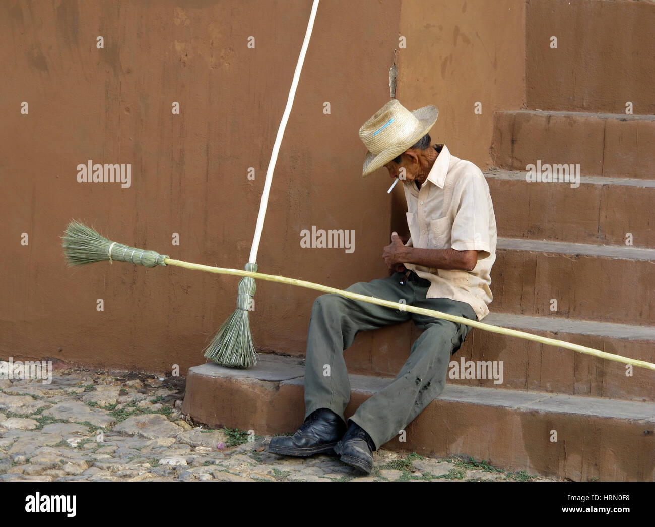 Trinidad, Cuba. 31 gennaio, 2017. Un pulitore di via prendendo una pausa in Trinidad, Cuba. Prese su 31.01.2017. Foto: Annette Meinke-Carstanjen/dpa-Zentralbild/ZB | in tutto il mondo di utilizzo/dpa/Alamy Live News Foto Stock