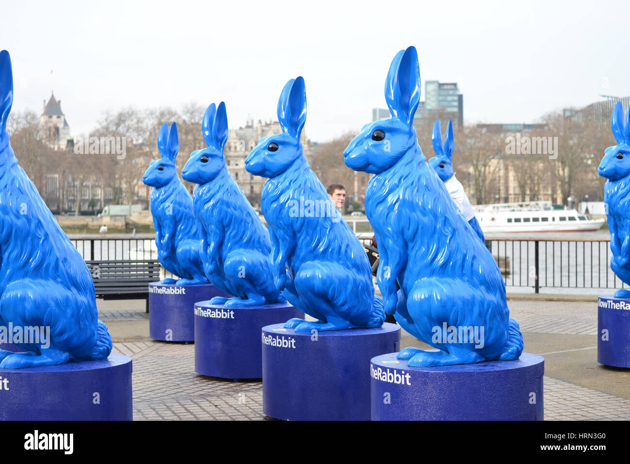 Southbank, Londra, Regno Unito. 3 Mar, 2017. Plastica blu promozione conigli per rete O2, nella Southbank di Londra. Credito: Matteo Chattle/Alamy Live News Foto Stock