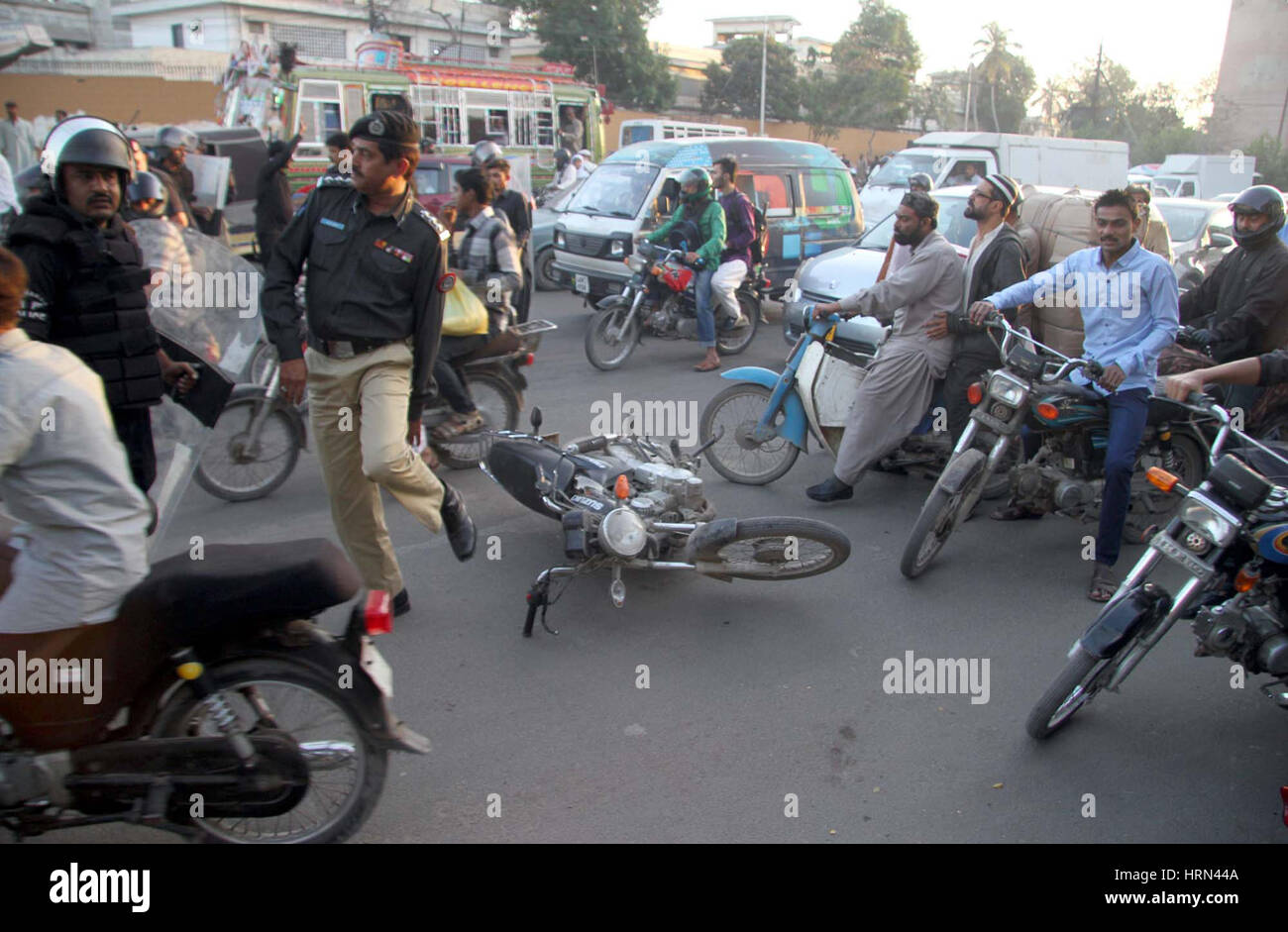 Il pakistan. 3 Mar, 2017. Numero di automobilisti bloccati nel traffico a causa delle proteste di attivisti del Tehreek-e-Labaik Ya Rasool Allah contro la detenzione dei loro chierici Zaheer-ul- Hassan Sah e Tariq Majzubi, vicino a casa del governatore Sindh in Karachi il Venerdì, Marzo 03, 2017. Credito: Asianet-Pakistan/Alamy Live News Foto Stock