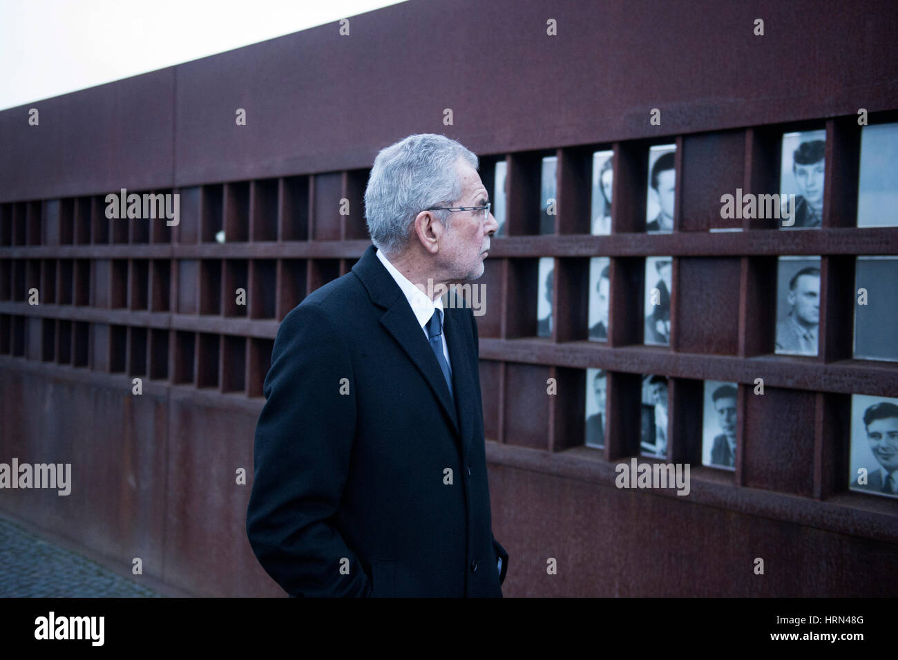 Berlino, Germania. 3 Mar, 2017. Il presidente austriaco Alexander Van der Bellen visiti il sito Memoriale del Muro di Berlino a Bernauer Strasse a Berlino, Germania, 3 marzo 2017. Van der Bellen visite Berlino come parte di una visita di stato. Foto: Paolo Zinken/dpa/Alamy Live News Foto Stock