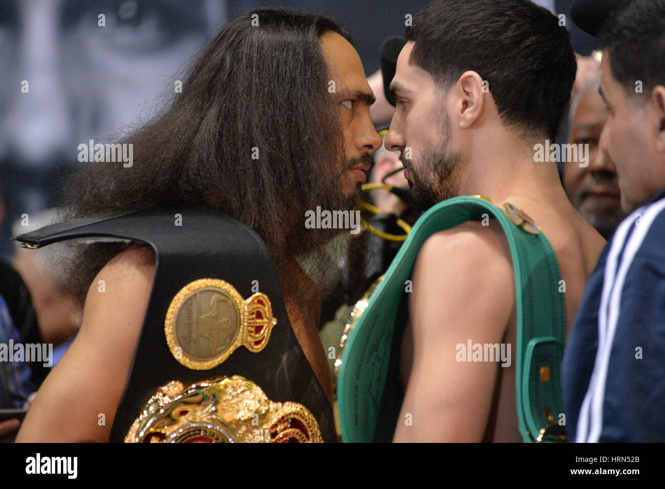 New York, Stati Uniti d'America, 03 Mar 2017- Boxer Keith Thurman (L) e Danny Garcia (R) tenere gazzetta pesa per il loro campionato welterweight lotta il 4 marzo, 2017, al Barclay il centro di Brooklyn, New York. Credito: Erik Pendzich Credito: Erik Pendzich/Alamy Live News Foto Stock