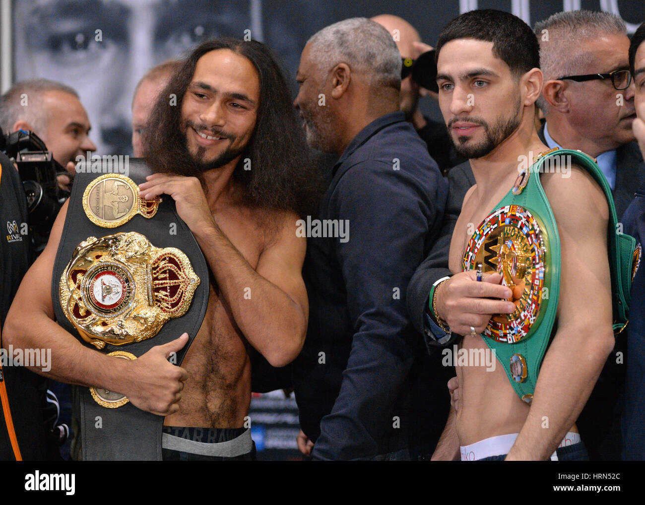 New York, Stati Uniti d'America, 03 Mar 2017- Boxer Keith Thurman (L) e Danny Garcia (R) tenere gazzetta pesa per il loro campionato welterweight lotta il 4 marzo, 2017, al Barclay il centro di Brooklyn, New York. Credito: Erik Pendzich Credito: Erik Pendzich/Alamy Live News Foto Stock
