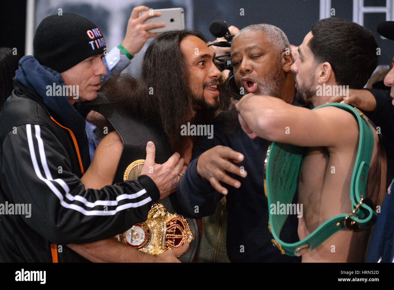 New York, Stati Uniti d'America, 03 Mar 2017- Boxer Keith Thurman (L) e Danny Garcia (R) tenere gazzetta pesa per il loro campionato welterweight lotta il 4 marzo, 2017, al Barclay il centro di Brooklyn, New York. Credito: Erik Pendzich Credito: Erik Pendzich/Alamy Live News Foto Stock