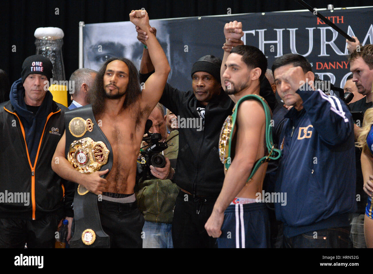 New York, Stati Uniti d'America, 03 Mar 2017- Sugar Ray Leonard (centro) guarda come pugili Keith Thurman (L) e Danny Garcia (R) tenere gazzetta pesa per il loro campionato welterweight lotta il 4 marzo, 2017, al Barclay il centro di Brooklyn, New York. Credito: Erik Pendzich Credito: Erik Pendzich/Alamy Live News Foto Stock