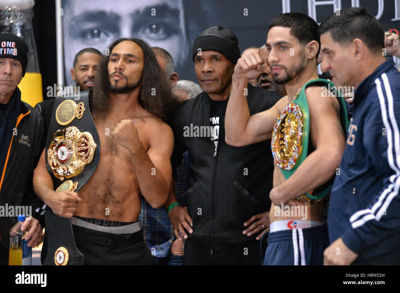 New York, Stati Uniti d'America, 03 Mar 2017- Sugar Ray Leonard (centro) guarda come pugili Keith Thurman (L) e Danny Garcia (R) tenere gazzetta pesa per il loro campionato welterweight lotta il 4 marzo, 2017, al Barclay il centro di Brooklyn, New York. Credito: Erik Pendzich Credito: Erik Pendzich/Alamy Live News Foto Stock
