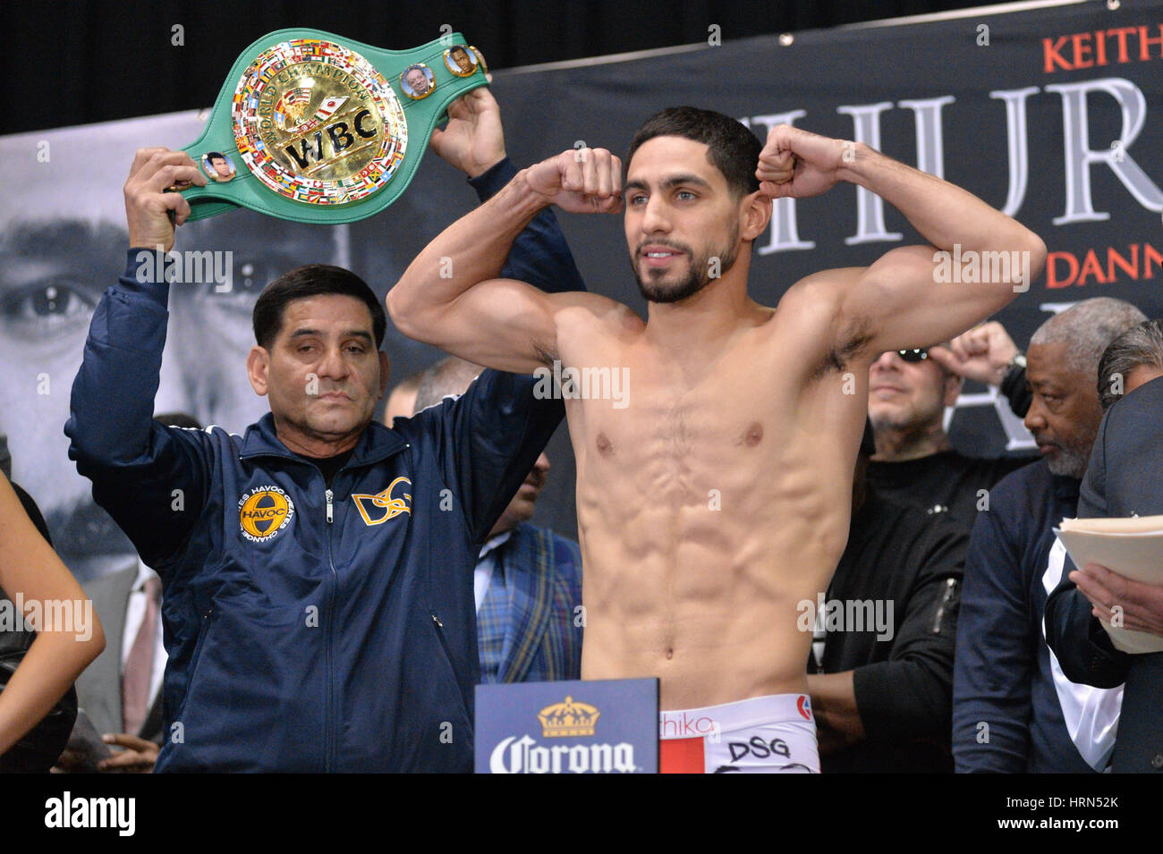 New York, Stati Uniti d'America - 03 Mar 2017- Boxer Danny Garcia al funzionario pesare-in per il suo campionato welterweight lotta contro Keith Thurman il 4 marzo 2017 presso la Barclay il centro di Brooklyn, New York. Credito: Erik Pendzich Credito: Erik Pendzich/Alamy Live News Foto Stock