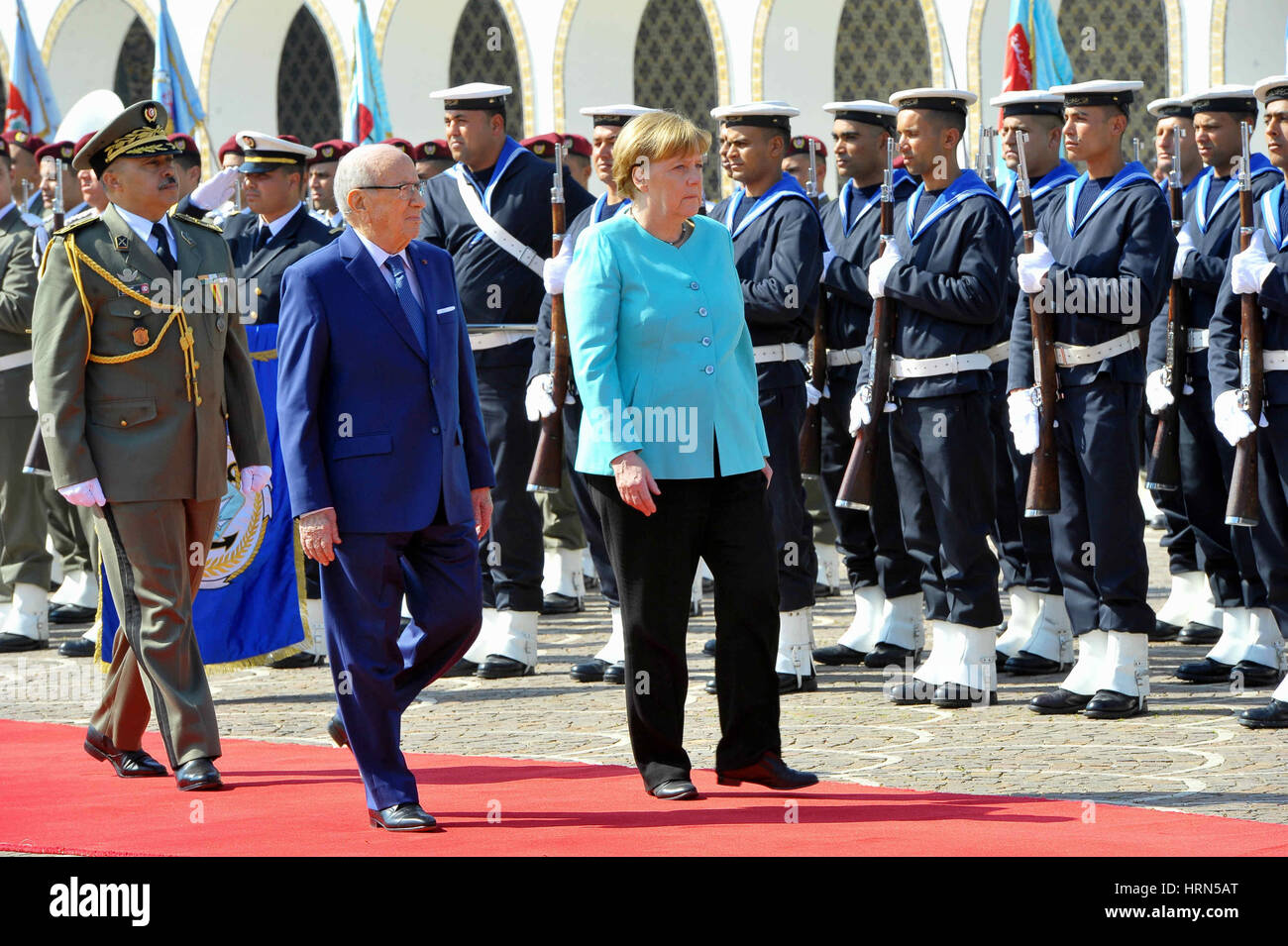 Tunisi, Tunisi. 3 Mar, 2017. Il presidente tunisino Beji Caid Essebsi (L,) anteriore e il Cancelliere tedesco Angela Merkel (R, anteriore) revisione della guardia d'onore a Tunisi il 3 marzo 2017. La Tunisia e Germania hanno convenuto di venerdì a rimpatriare 1.500 immigrati tunisini illegalmente insediati in Germania. L accordo è stato annunciato nel corso di una conferenza a cui hanno partecipato il Presidente tunisino Beji Caid Essebsi e il Cancelliere tedesco Angela Merkel, che ha effettuato una visita ufficiale in Tunisia come capo di una delegazione di alto livello. Credito: Adele/Xinhua/Alamy Live News Foto Stock