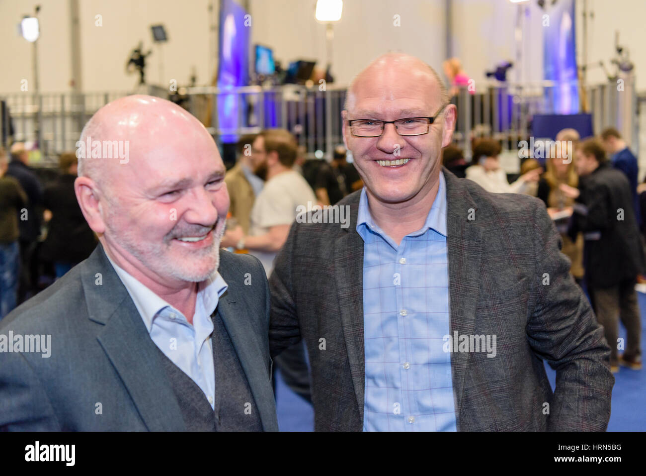 Belfast, Irlanda del Nord. 03 mar 2017 - Northern Ireland Assembly elezione. Paul Maskey MP si congratula con è padre Alex Maskey su mantenendo la sua parte occidentale di Belfast sedile. Foto Stock