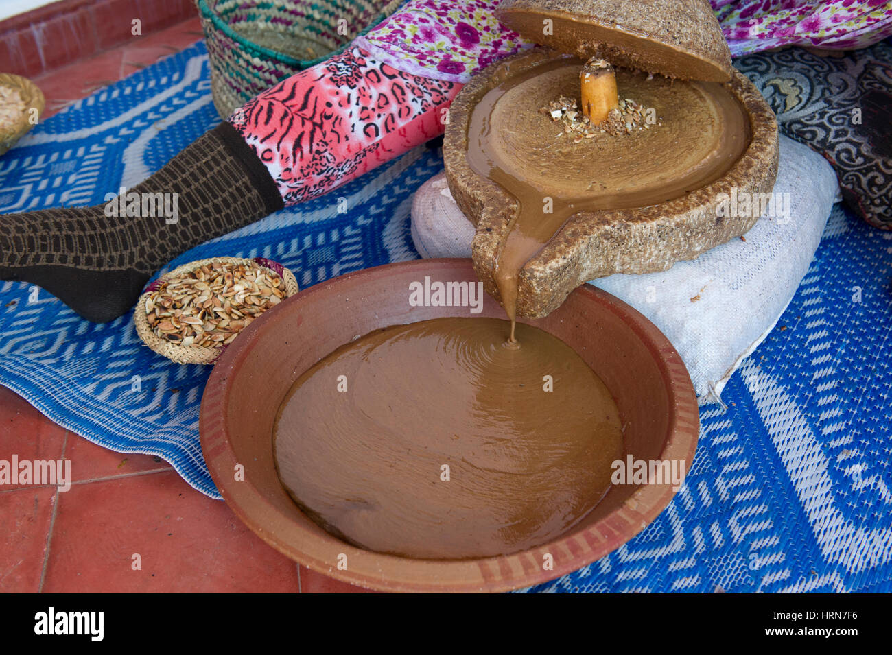Argan frutti dagli alberi di Argan (Argania spinosa) nel sud-ovest del Marocco di essere trasformato in olio di Argan Foto Stock