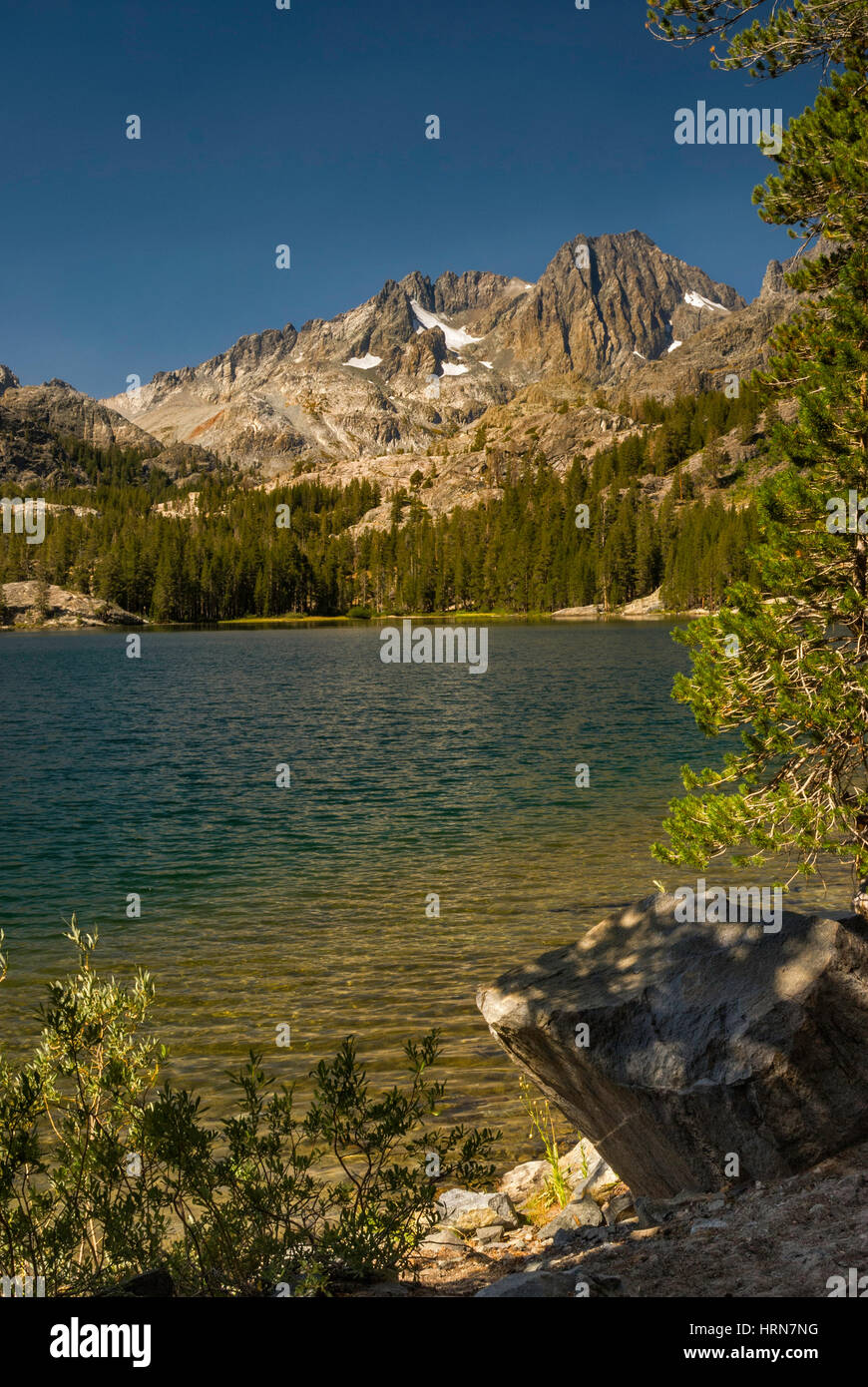 Picco di banner e Mt. Ritter oltre il Lago di ombra, Sierra Nevada, Ansel Adams Wilderness, CALIFORNIA, STATI UNITI D'AMERICA Foto Stock