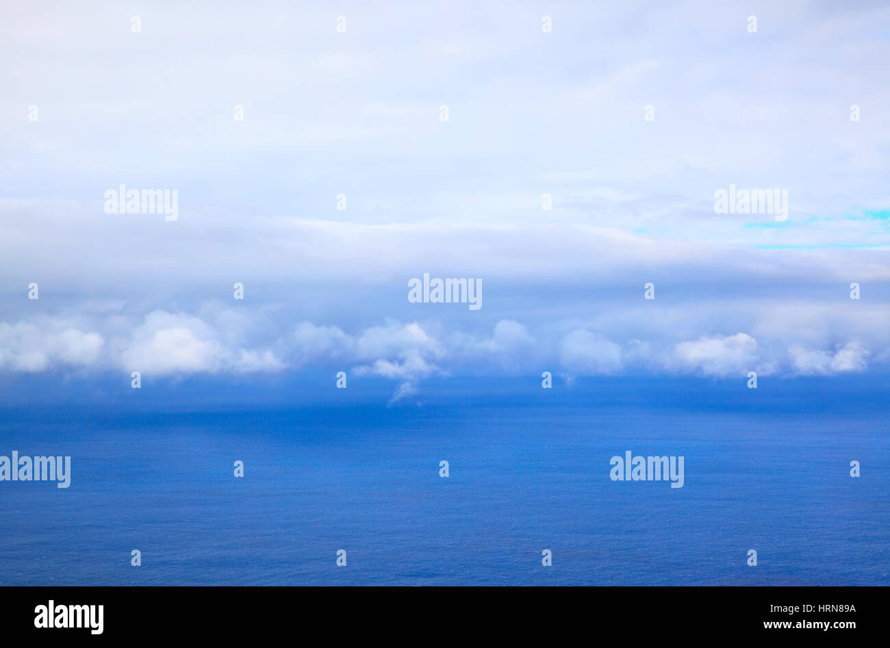 Oceano atlantico - beautiful seascape nubi all'orizzonte e cielo, naturale dello sfondo della foto Foto Stock