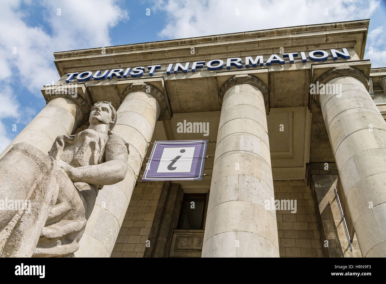 Il Palazzo della Cultura e della scienza a Varsavia, un esempio di architettura stalinista Foto Stock