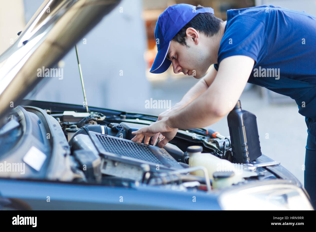 Il fissaggio meccanico di un motore di automobile Foto Stock